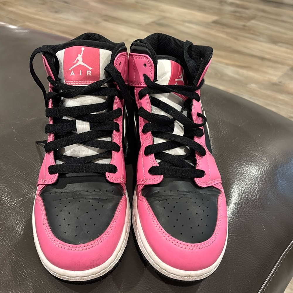 These are pink jordan’s and very clean and no issues whatsoever.